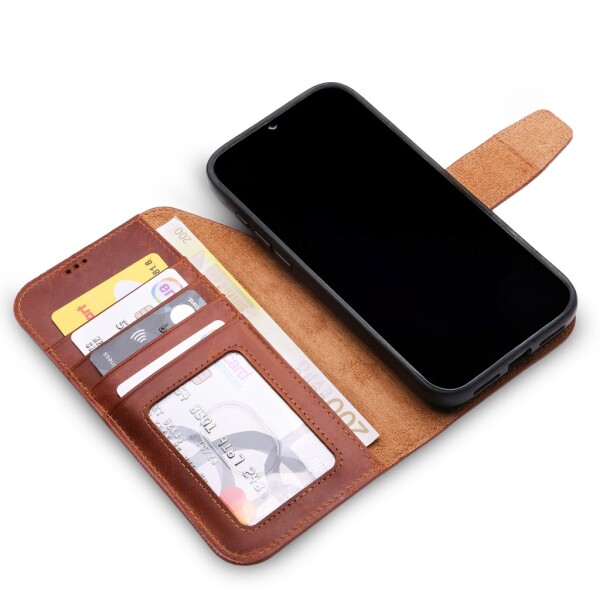 Capa de couro Wachikopa para iPhone 17 Pro com compartimento para cartão e MagSafe.