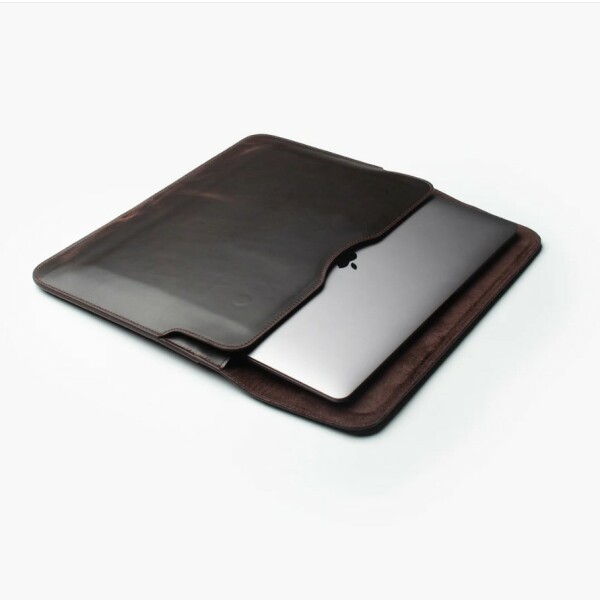 Wachikopa leather case for MacBook Pro 16" with card slot