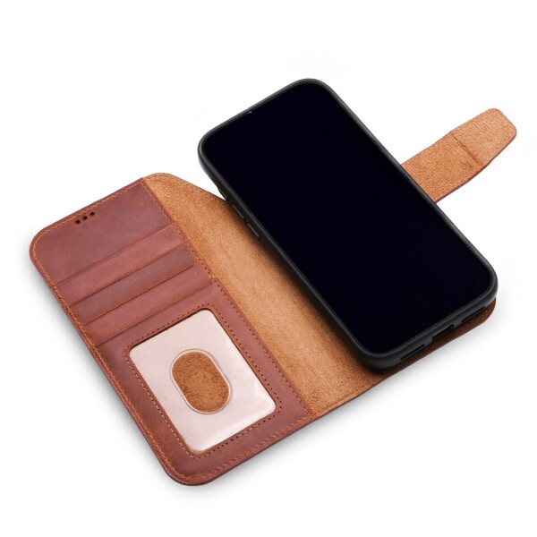 Capa de couro Wachikopa para iPhone 17 Pro com compartimento para cartão e MagSafe.