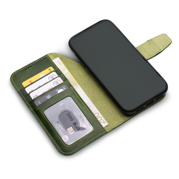 Capa de couro Wachikopa para iPhone 17 Pro com compartimento para cartão e MagSafe.